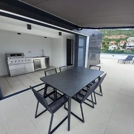 Luxury Beachfront Penthouse With Whirlpool And Spacious Rooftop Terrace, Lägenhet *