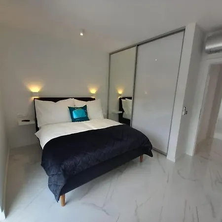 Luxury Beachfront Penthouse With Whirlpool And Spacious Rooftop Terrace, Lägenhet