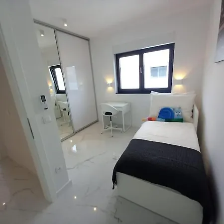 Luxury Beachfront Penthouse With Whirlpool And Spacious Rooftop Terrace, Lägenhet *
