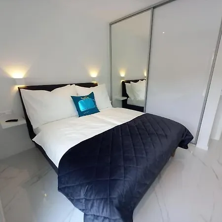 Luxury Beachfront Penthouse With Whirlpool And Spacious Rooftop Terrace,