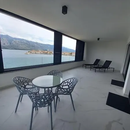 Luxury Beachfront Penthouse With Whirlpool And Spacious Rooftop Terrace, Lägenhet *