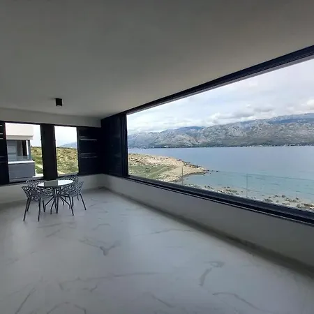 Luxury Beachfront Penthouse With Whirlpool And Spacious Rooftop Terrace, Lägenhet Vinjerac