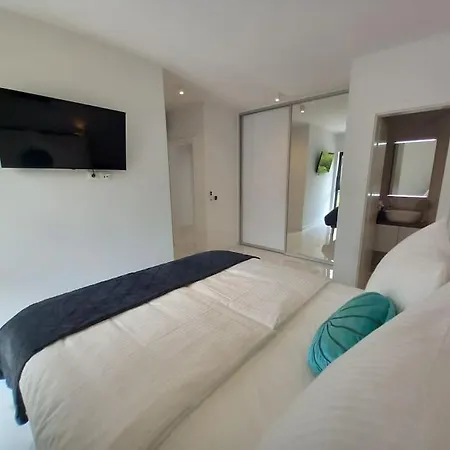 Luxury Beachfront Penthouse With Whirlpool And Spacious Rooftop Terrace, Vinjerac