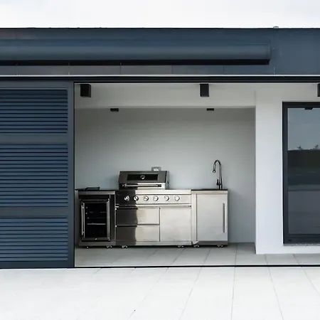 Luxury Beachfront Penthouse With Whirlpool And Spacious Rooftop Terrace, Lägenhet Vinjerac