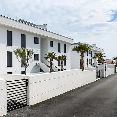 Luxury Beachfront Penthouse With Whirlpool And Spacious Rooftop Terrace, Lägenhet Vinjerac