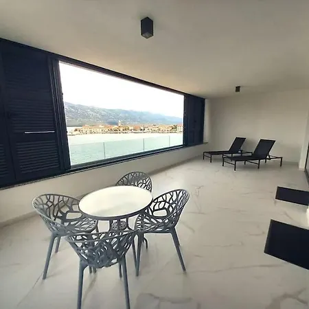 Luxury Beachfront Penthouse With Whirlpool And Spacious Rooftop Terrace, Lägenhet