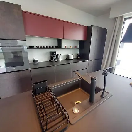 Luxury Beachfront Penthouse With Whirlpool And Spacious Rooftop Terrace, Lägenhet