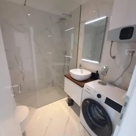 Luxury Beachfront Penthouse With Whirlpool And Spacious Rooftop Terrace, Lägenhet