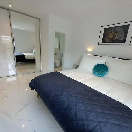 Lägenhet Luxury Beachfront Penthouse With Whirlpool And Spacious Rooftop Terrace, *