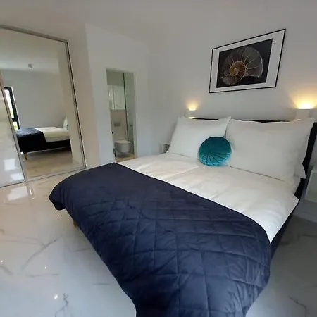 Luxury Beachfront Penthouse With Whirlpool And Spacious Rooftop Terrace, Appartement